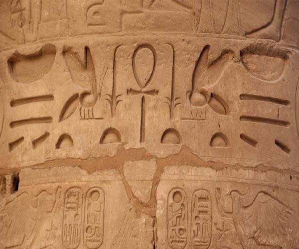 Jeroglíficos del Antiguo Egipto que demuestran el uso de miel