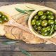 Oliven auf einen Teller gelegt