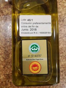 etiqueta de una botella de aceite de oliva de Sierra Magina