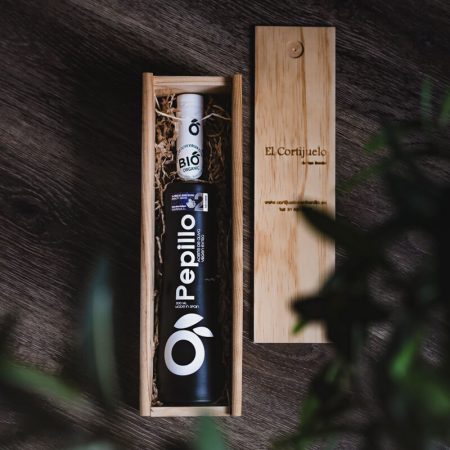 Geschenk 1, fantastische Holzkiste mit einer Flasche nativem Olivenöl extra.